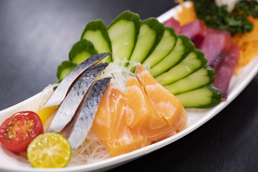 El pescado y las verduras son una parte saludable de una dieta cetogénica baja en carbohidratos