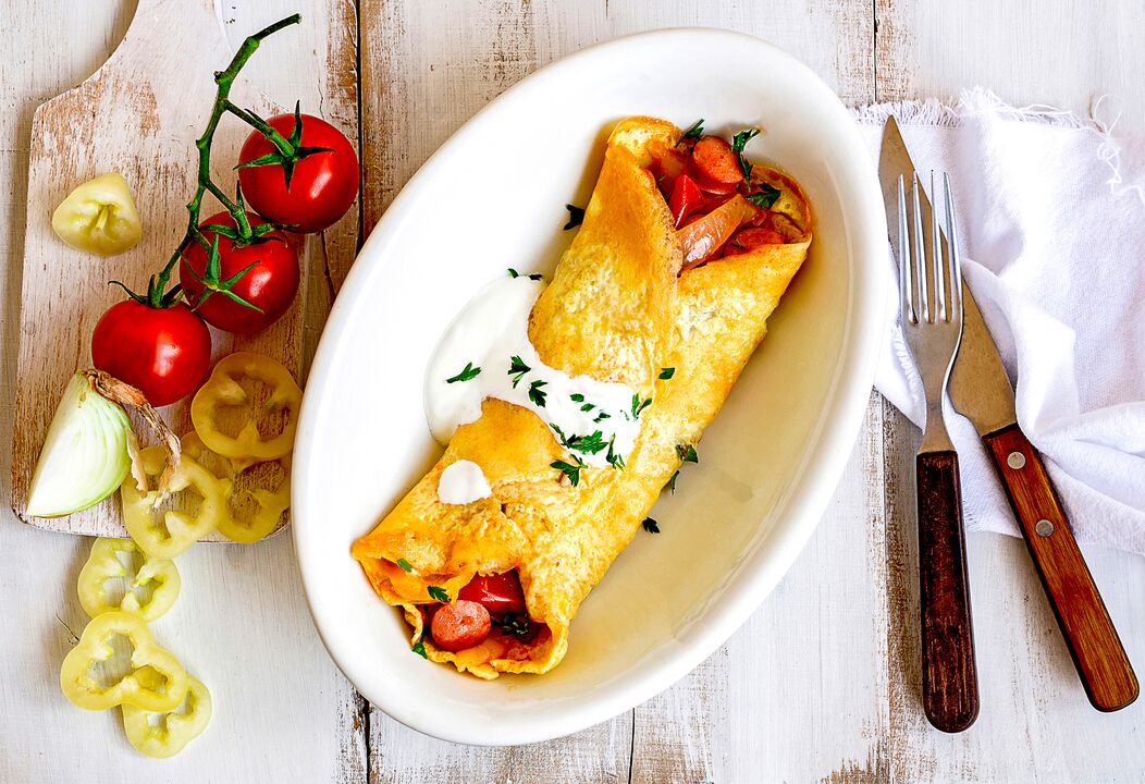 Para el desayuno, los que siguen una dieta cetogénica pueden comer una tortilla con queso, verduras y jamón