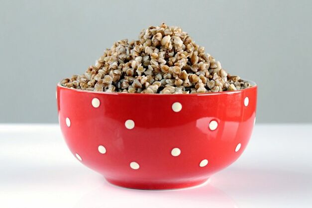 El trigo sarraceno sin sal al vapor es un elemento básico de la dieta del trigo sarraceno